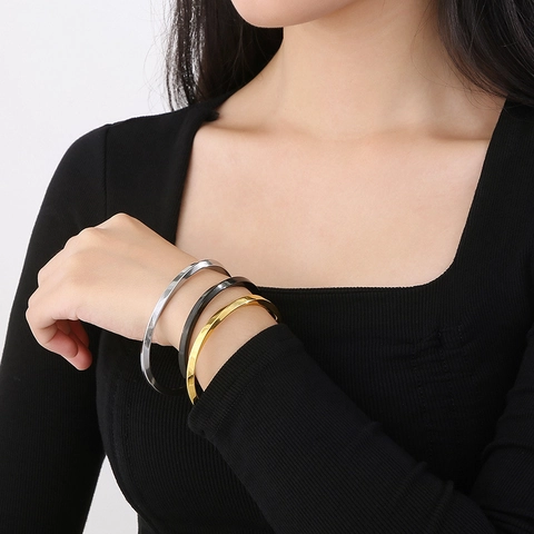 Bracciale Rigido Torsione Mobius Acciaio Inossidabile Lucidato Minimalista Geometrico Aperto Per Uomo Donna Coppie