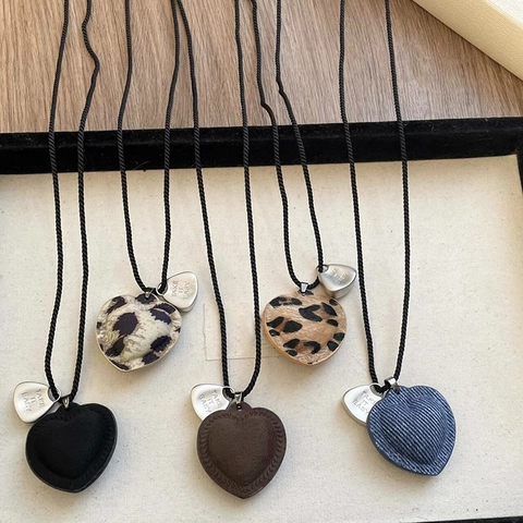 Collar Con Colgante De Corazón Cuero Aleación Cuerda Tejida Cadena Larga Para Suéter Para Mujer Estilo Vintage