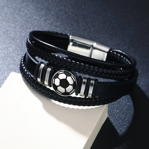 Pulsera De Cuero PU Trenzado De Varias Capas Con Dije De Fútbol De Aleación Cierre Magnético Hombre Estilo Deportivo