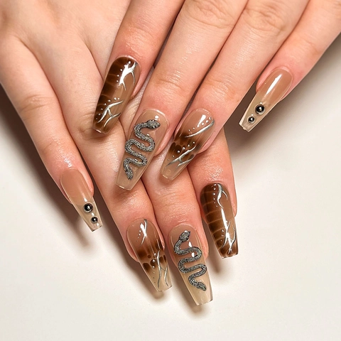 Unghie Press On Long Coffin Design Serpente Argento 3D Rivetti Metallici Sfumato Marrone Nude Stile Y2K Fatto A Mano