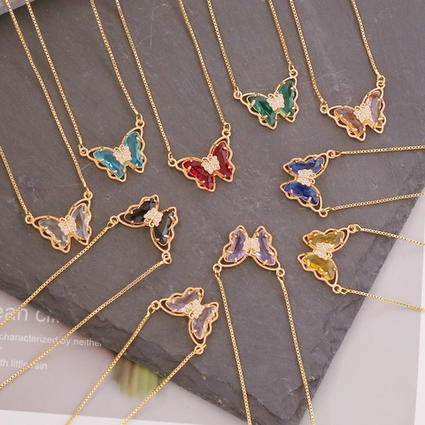 Collana Con Ciondolo A Farfalla Con Rame E Ali In Vetro Colorato E Corpo In Zircone Catena Box Gioielli Eleganti