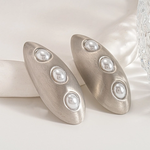 Oval Geometric Alloy Earrings With Imitation Artificial Pearl Zircon And Silver Earring Post High-End Metallic Style For Women