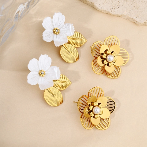 Orecchini a Bottone in Acciaio Inossidabile a Forma di Fiore e Foglia Camelia Bianca in Resina con Strass e Perle Artificiali per Donna