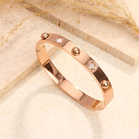 Titanstahl Klee Armreif Für Damen Galvanisiert Künstliches Perlmutt Stil Armband Luxus Mode Schmuck Farbbeständiger Handschmuck