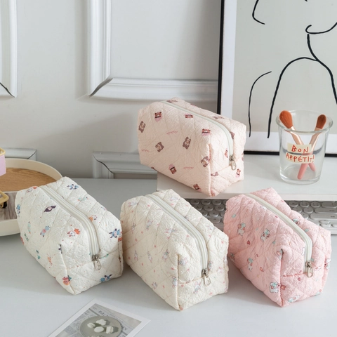 Quilted Makeup Bag Polyester Large Capacity Cute Cartoon Print Travel Cosmetic Organizer Pouch Zipper Closure For Women