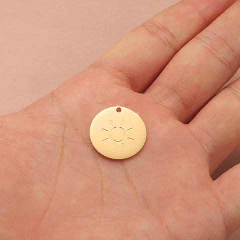 Ciondolo Rotondo Inciso Sole E Lettera Acciaio Inossidabile 304 Placcato Oro 18K Per Creazione Gioielli DIY Minimalista