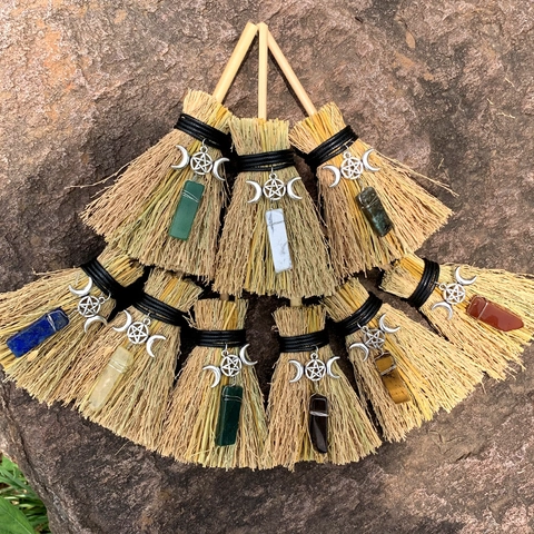 Mini Scopa da Strega Ornamento Con Ciondolo in Lega Pentacolo Tripla Luna e Pendente in Pietra Naturale Wicca Decor