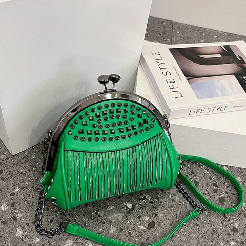 Sac Bandoulière Punk en Cuir PU avec Rivets Métalliques et Glands de Chaîne Sac à Main en Forme de Coquille pour Femmes
