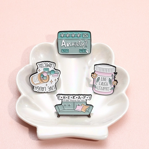 Broche En Alliage Émaillé Personnalisée Santé Mentale Thérapie Canapé Bouteille Pilule Anxiété Fenêtre Broche Pour Veste Sac