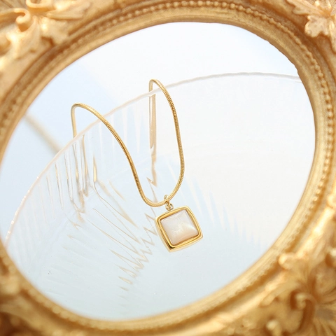 Collana Con Pendente Quadrato In Madreperla Vintage Francese Acciaio Al Titanio Placcato Oro 18K Catena A Serpente Gioielli
