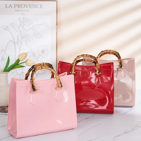 Bolso De Mano Para Mujer De PVC Jelly Con Asa De Bambú Bolso Tote Boston Retro Brillante Moda Verano Banquete
