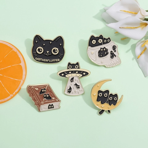 Spilla Smaltata Gatto Nero Cartone Animato Lega Zinco UFO Teschi Luna Spilla Stile Scuro Distintivo Revers per Halloween Borsa Arredamento