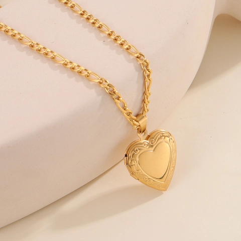 Collana con Medaillon a Cuore in Acciaio Inossidabile Placcato Oro 18K Perle Doppio Strato Incisione Retrò Cornice Portafoto