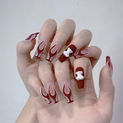Press On Nails Weinrot Weiß Flammenmuster Mit 3D Relief Bär Lange Sarg Trapez Matt Künstliche Nägel Für Frauen