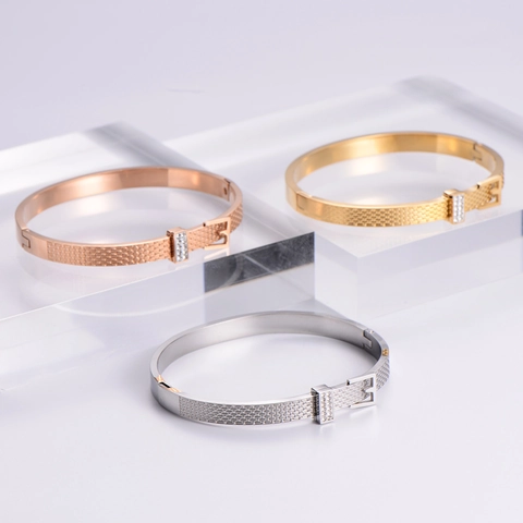 Bracciale Rigido In Acciaio Inossidabile Con Fibbia Per Cintura E Zircone Trama Intrecciata Placcato Oro 18K Gioielli Da Donna