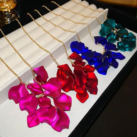 Collar De Borlas De Pétalos Aleación Flor Esmerilada Cadena De Clavícula Vacaciones Lujo Moda Joyería Para Mujeres