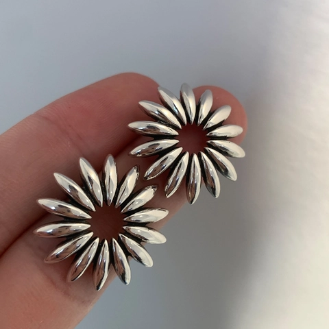 Vintage Hollow Flower Stud Earrings For Women Fashion Copper Silver Plated Floral Petal Earrings Niche Design Jewelry