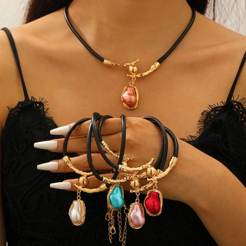 Retro Baroque Artificial Pearl Pendant Necklace For Women Personalized Zinc Alloy Irregular Metal Leather Cord Choker Autumn Winter Neck Jewelry