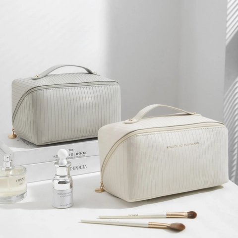 Grande Capacité Sac À Maquillage En Cuir PU Rayures Verticales Imperméable Portable Voyage Trousse De Toilette Organisateur Forme Oreiller Fermeture Éclair Dorée