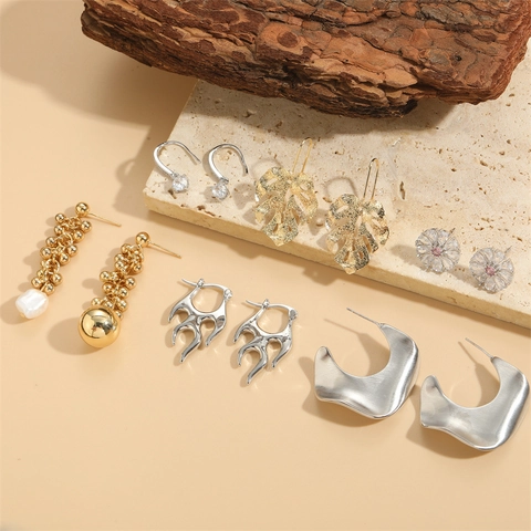 Orecchini Asimmetrici in Rame con Perla d'Acqua Dolce e Zirconia per Donna Margherita Foglia Fiamma Gioielli di Moda