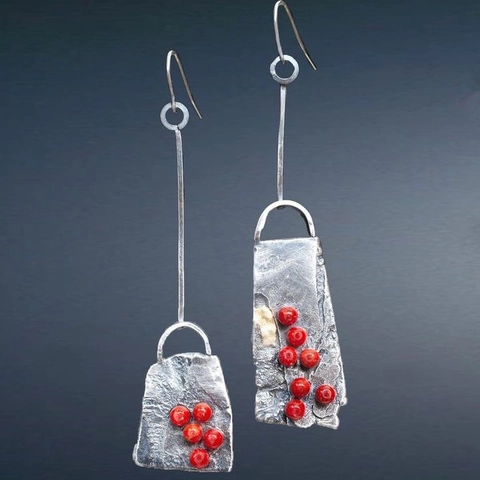 Boucles D'oreilles Pendantes Géométriques En Métal Martelées Avec Perles Rouges Longues Et Asymétriques Style Chic
