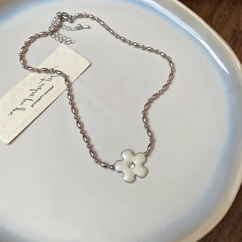 Blumen Anhänger Halskette Legierung Emaille Weiß Floral Strass Schlüsselbein Perlenkette Elegante Schmuck Für Damen
