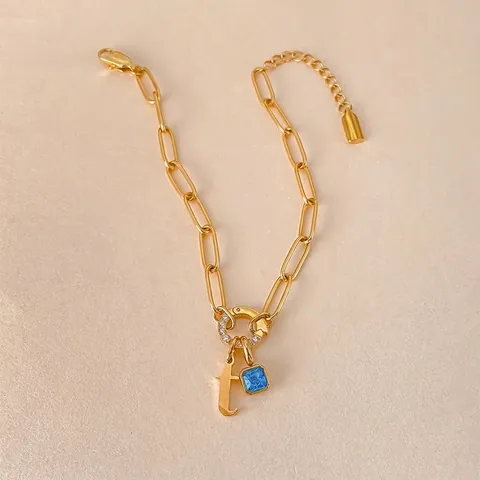 Bracelet Chaîne Trombone pour Femmes en Acier Inoxydable Plaqué Or 14K Avec Pendentif Lettre et Strass Bleu
