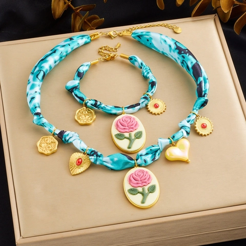 Collana E Bracciale Acciaio Inossidabile Sciarpa Blu Tessuto Ciondolo Rosa Rosa Cuore Charms Vintage Per Donne
