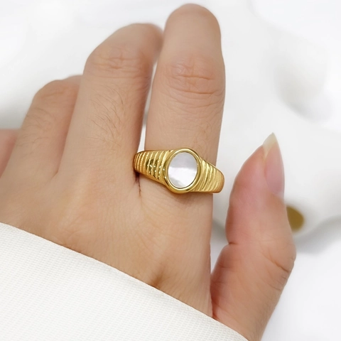 Minimalist Women 18K Gold Plated Stainless Steel Ring Ribbed Texture Band Oval White Mother Of Artificial Pearl Inlay Vintage Elegant