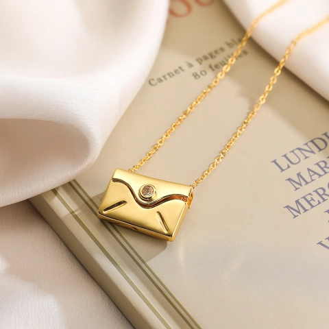 Collier Pendentif Enveloppe en Cuivre Minimaliste Avec Message Secret Love You Incrusté de Strass Bijoux Mode Banlieue pour Femme Cadeau de Saint Valentin