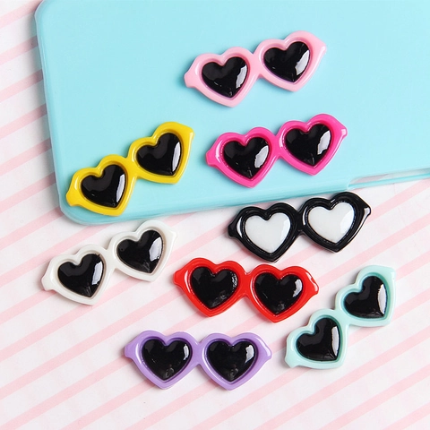 Mini Occhiali Da Sole A Forma Di Cuore Resina Flatback DIY Accessori Per Bambole Giocattolo Decorazione Custodia Telefono
