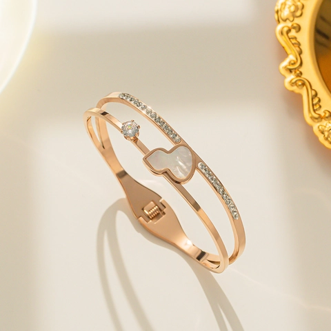 Braccialetto Gourd Fortunato Per Donna Acciaio Al Titanio Placcato Oro 18K Conchiglia Zircone Doppio Strato