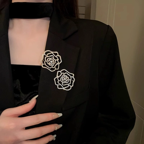 Blumen Brosche Pin Kupferlegierung Zirkonia Hohl Rose Kamelie Floral Elegant Zubehör Für Damen Kleid Anzug
