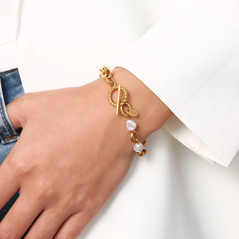 Bracciale Con Künstliche Perle Barocche Acciaio Al Titanio Placcato Oro Chiusura A Levetta OT Gioielli Eleganti Di Moda Per Donne