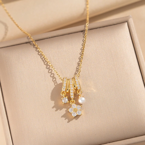 Elegante Collana Con Pendente Con Zirconia E Perla Artificiale Rame Placcato Oro Design Petali Di Fiori E Cerchio