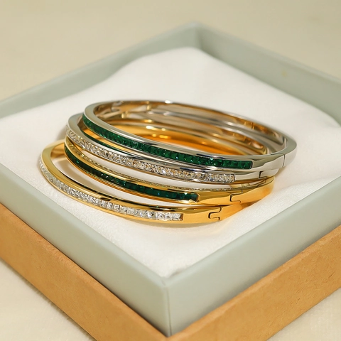 Edelstahl Armreif Für Damen 18K Vergoldet Mit Quadratischen Zirkonia Geometrischer Scharnierverschluss Schmuck