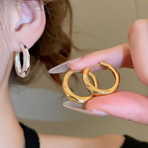 Pendientes De Aro Con Textura De Ola Irregular Chapados En Oro Real De 18K Hebilla De Oreja Redonda Geométrica De Cobre Para Mujer