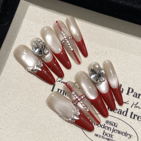 Uñas Postizas Press On Hechas A Mano Largas Stiletto French Tips Rojas Cruz Charm Pedrería Ojo De Gato Perla Artificial Uñas Artificiales Para Mujeres