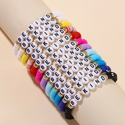 Braccialetti Di Perline Heishi In Argilla Polimerica Colorata Con Perline Lettera Be Kind Gioielli Elastici Bohémien Unisex
