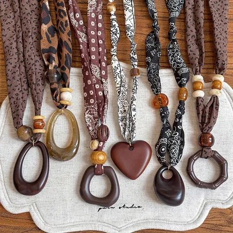 Collier À Pendentif Long Bohème Tissu Imprimé Perles En Bois Résine Cœur Ovale Style Ethnique Chaîne De Pull Pour Femmes
