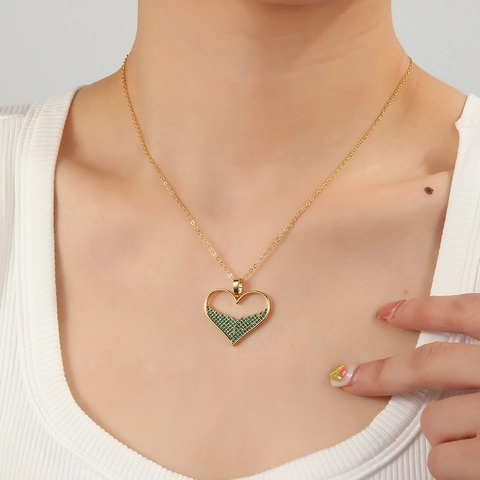 Collier Pendentif Coeur Cuivre Plaqué Or Zircon Vert Émeraude Bijoux De Mode Creux Pour Femmes