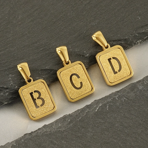 Mattierte 18K Vergoldete Edelstahl Buchstaben Anhänger Halskette Für Damen Mode Minimalistischer Initialen Rechteckiger Schmuck