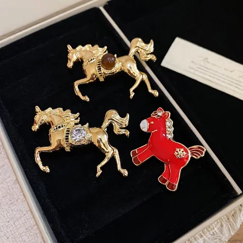 Vintage Horse Brooch Pin Alloy Resin Rhinestone Enamel Animal Shape Elegant Jewelry For Women Fashion Accessory