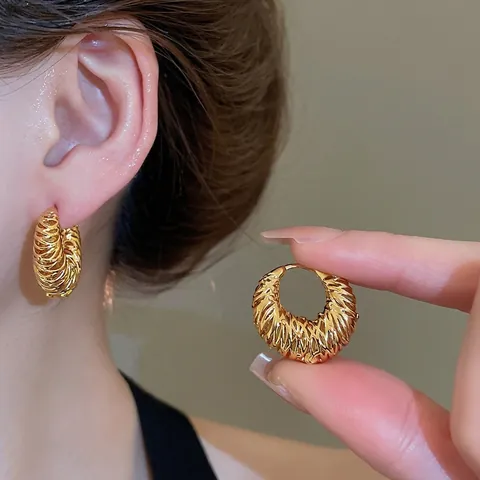 18K Vergoldete Hohle Croissant Creolen Texturierte Runde Kupfer Ohrklemmen Mit Silber Ohrstecker