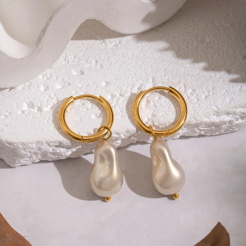 Barock Künstliche Perlen Creolen 304 Edelstahl Vergoldet Unregelmäßige Hängeohrringe Schmuck Für Frauen Täglich