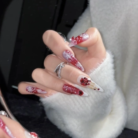 Handgefertigte Weihnachts-Aufklebbare Nägel Lange Stiletto Rot-Weißer Farbverlauf Schneeflocke Strass Schleife Schmuck Künstliche Nägel