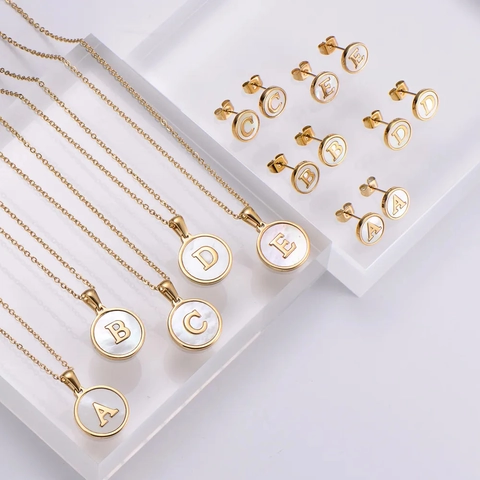 Set Di Gioielli In Acciaio Inossidabile 304 Placcato Oro 18K Lettera Iniziale In Conchiglia Bianca Collana E Orecchini