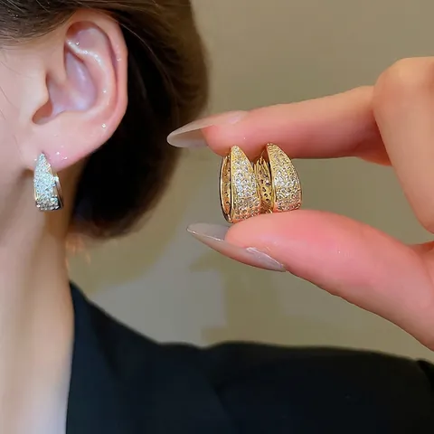 U-Förmige Huggie Hoop Ohrringe Mikro Pave Zirkon Kupfer Exquisites Einfaches Vielseitiges High-End Modeaccessoire Für Damen