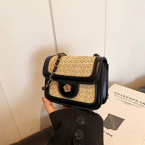Damen Mini Stroh Umhängetasche Kontrast PU Leder Patchwork Gewebte Strand Crossbody Mit Blumen Schnalle Metallkette