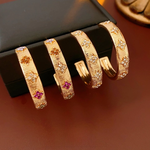 Boucles D'oreilles Créoles En Forme De C Alliage Texturé Zircon Motif Fleuri Avec Tige En Argent Bijoux De Mode Pour Femmes